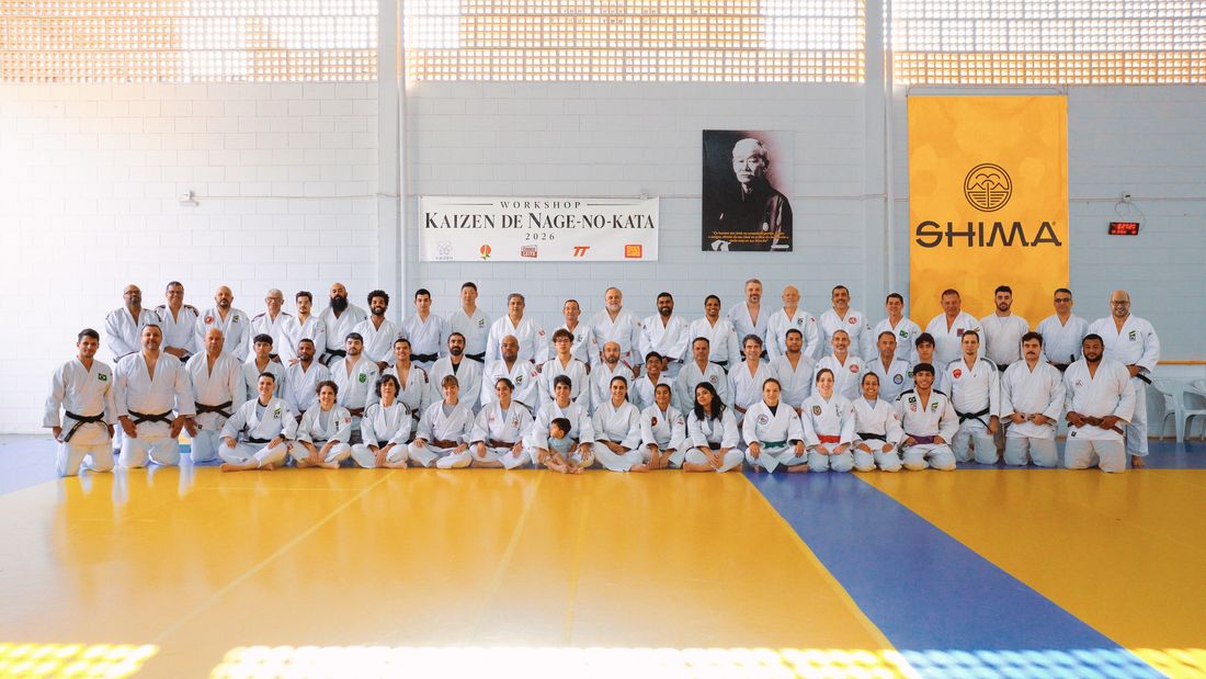 Participantes do Workshop Kaizen de Nage-no-Kata 2026 reunidos no tatame do Shima Dojo, sob o retrato de Jigoro Kano